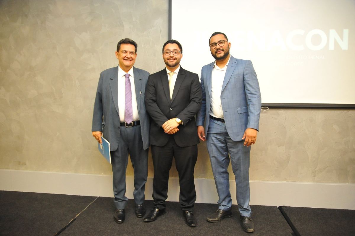Três participantes posam juntos na II PENACON