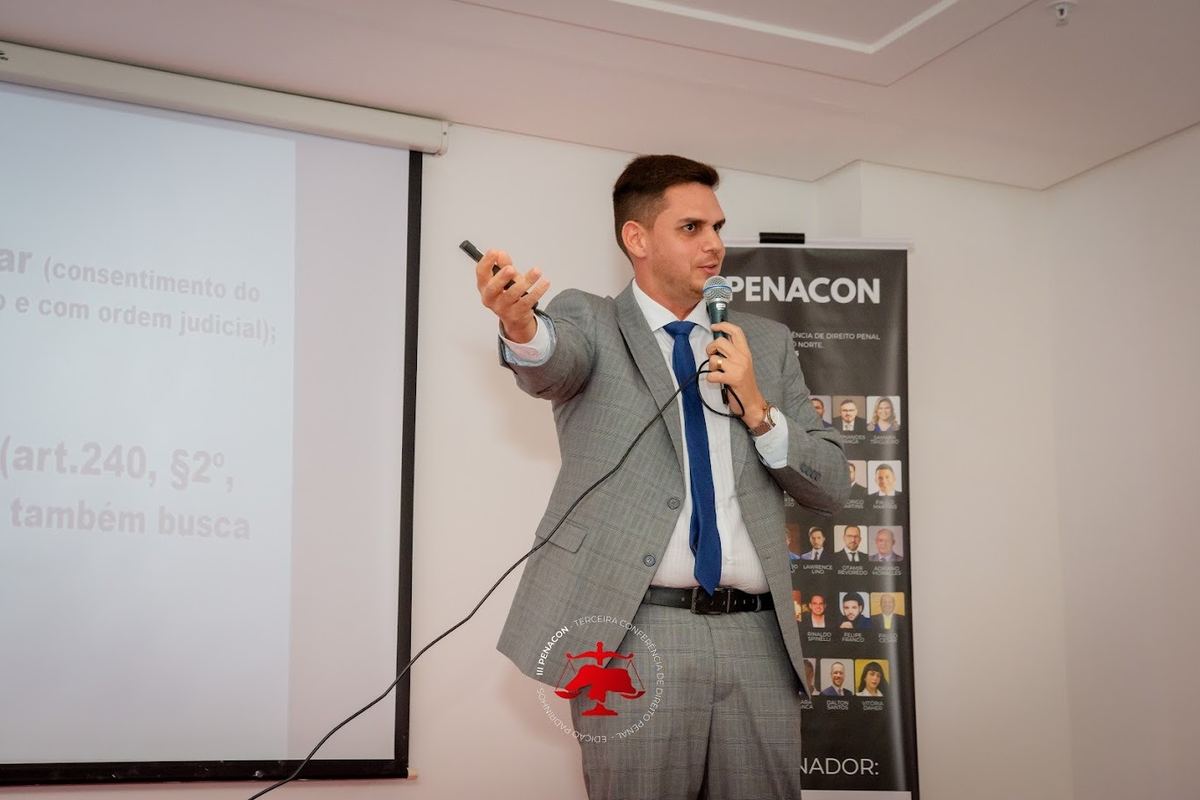 Palestrante com microfone na III PENACON